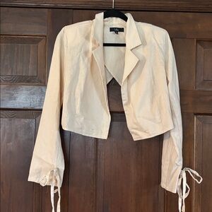 LuLus Posh Company Ivory Cropped long Sleeve Blazer Med. in excellent condition